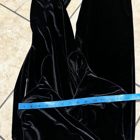 Lulu’s Kylinna Velvet Jumpsuit Inseam 30 - Picture 6 of 8
